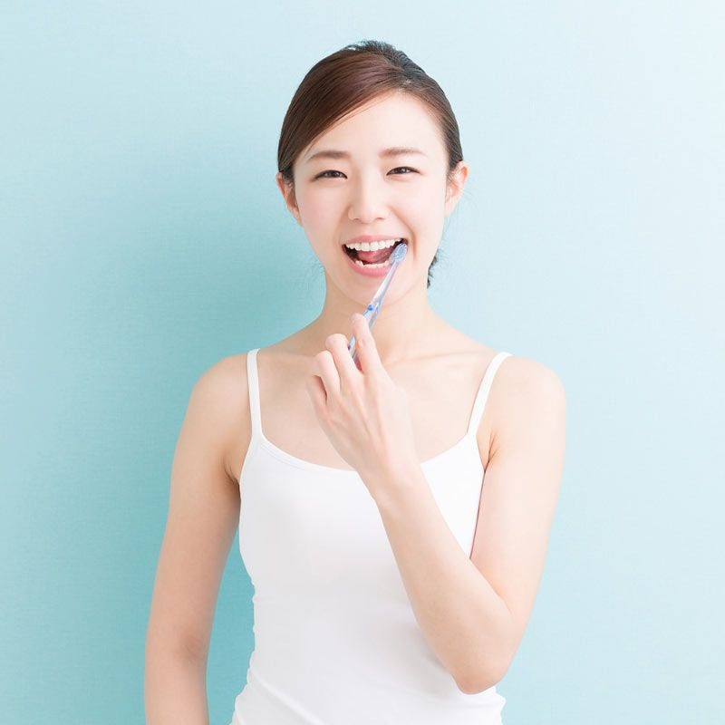 girl-with-white-teeth girl brushing